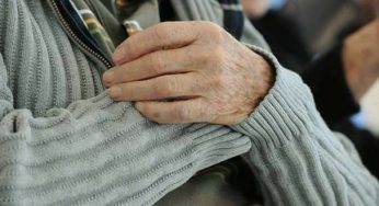 Anziana e figlio disabile ridotti in schiavitù: “Vivevano in un garage-lager senza luce, letti e bagno”