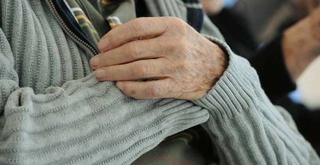 Anziana e figlio disabile ridotti in schiavitù: “Vivevano in un garage-lager senza luce, letti e bagno”