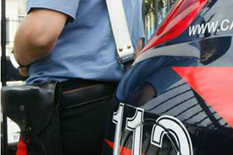 Uccide la moglie e poi chiama i Carabinieri: “venite a prendermi”