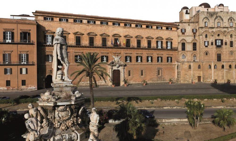 Sicilia: M5S “Vitalizi, la farsa è servita, con la complicità del partito di Musumeci”
