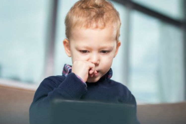 Sentenza della Cassazione, foto sui social di figli minorenni: i genitori rischiano fino a 10mila euro