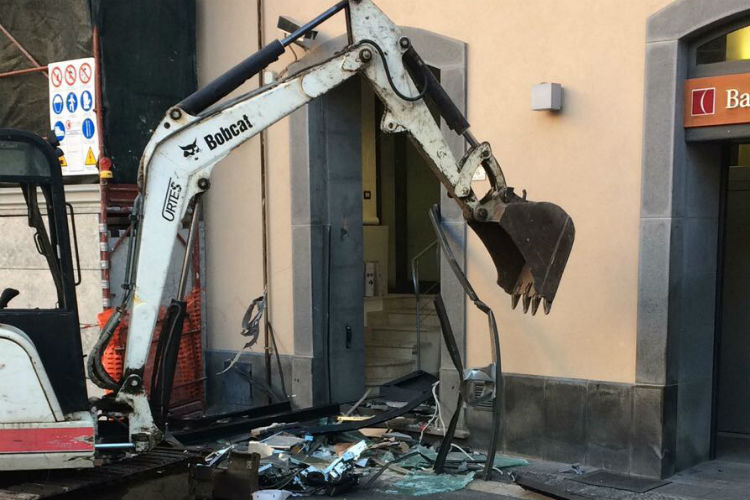 Asportano bancomat con 63mila euro, scoperti dai Carabinieri abbandonano la refurtiva e scappano