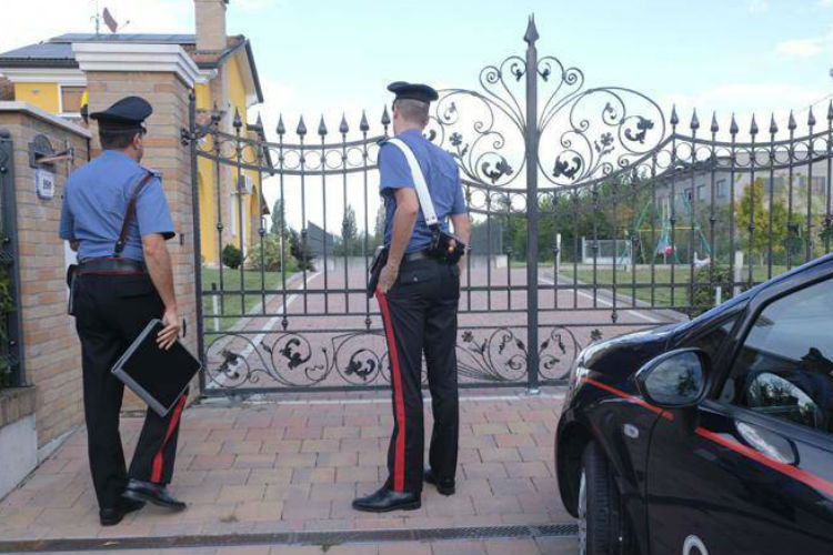 Madre uccide i figli di 5 e 2 anni e poi tenta il suicidio