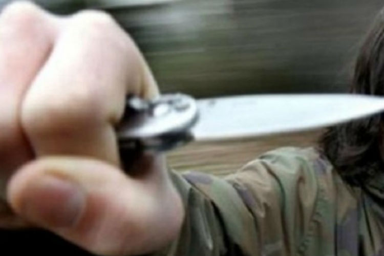 Uomo armato di coltello attacca due militari: neutralizzato urlava “Allah Akbar”