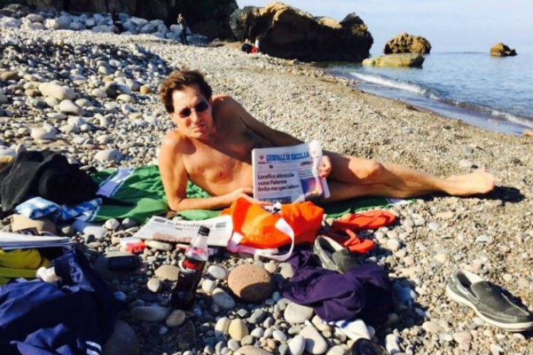“Le Iene” inseguono il Presidente Crocetta mentre è a mare, e lo riprendono in costume