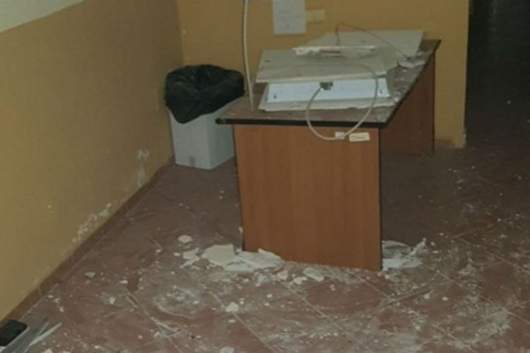 In un Presidio medico crolla il tetto, medico ferito mentre visitava un bambino