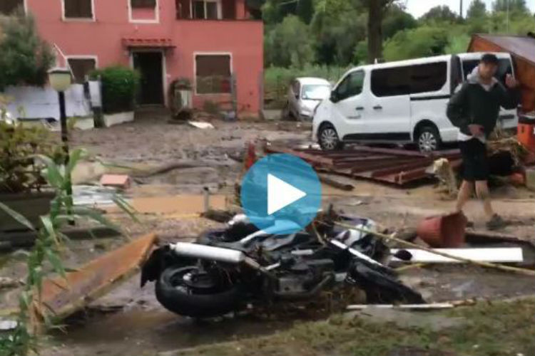Maltempo a Livorno, auto e furgoni spazzati via da acqua e fango (video)