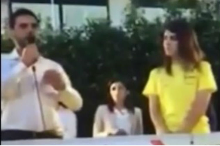 Candidato Sindaco chiede alla fidanzata di sposarlo durante comizio elettorale