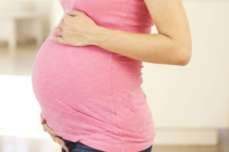 Donna incinta mette all’asta il bambino per 10 mila euro, denunciata dalla Procura