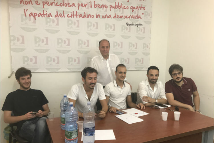 Enna: 200 ex Giovani Democratici hanno strappato la tessera del PD