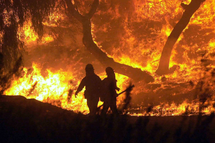 Gli incendi minacciano l’abitato di Valguarnera, evacuati numerosi residenti