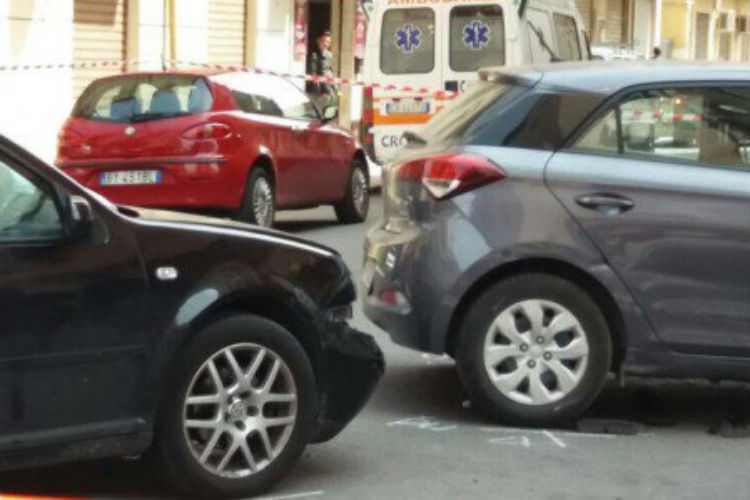 Muore bambina di 6 anni in un incidente, viaggiava in auto davanti, in braccio alla madre