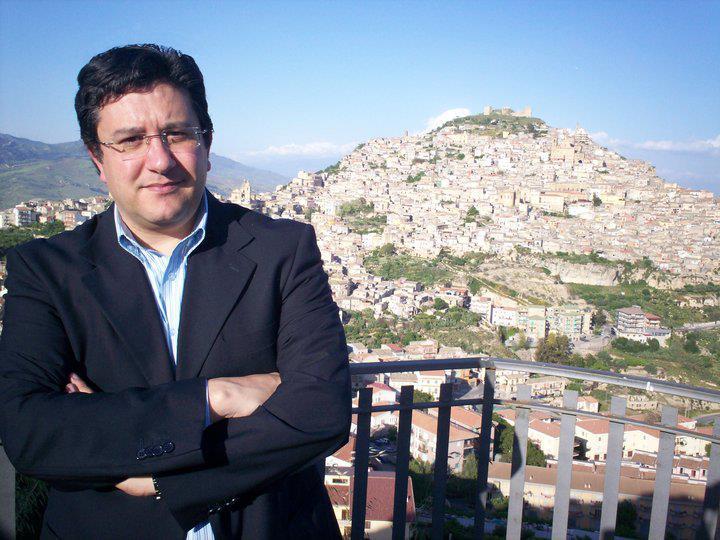 Agira: il Presidente Manno segnala la manutenzione di strade e semafori