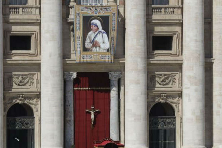 Il Papa proclama Santa Madre Teresa di Calcutta