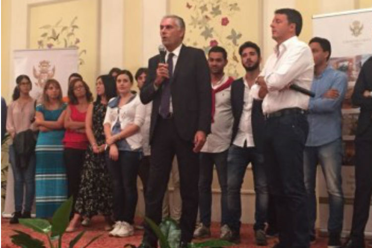 Renzi in Sicilia attacca il M5S: “Micari sarà presidente, voglio ringraziare Crocetta