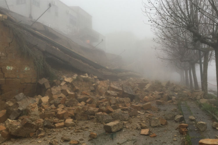 Enna: crollo un muro, grave tragedia evitata per poche ore