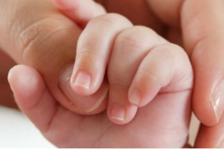 Neonato morto trovato tra i rifiuti