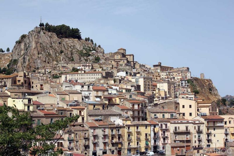 Nicosia: interdetto per sei mesi dai pubblici uffici l’assessore Ivan Bonomo