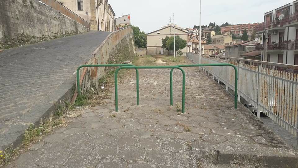 Agira: in degrado e inaccessibile a disabili il parco giochi del Calvario