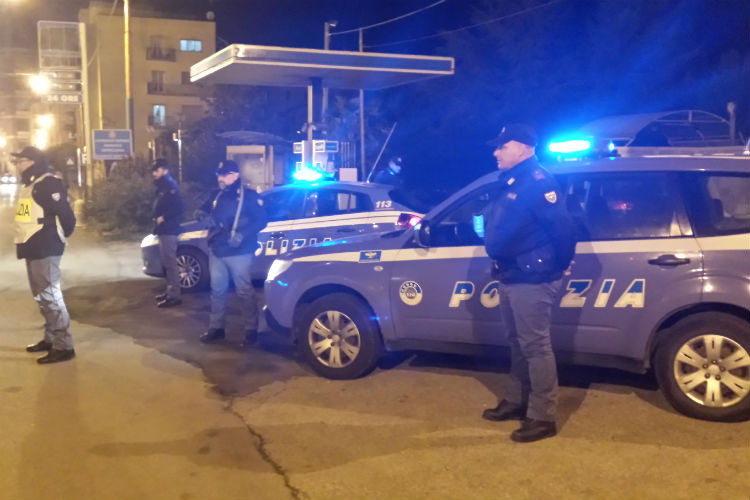 Donna fatta a pezzi e gettata in vari cassonetti: confessa il fratello