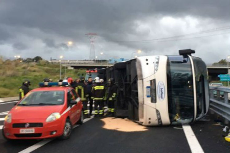 Pullman diretto a Catania si ribalta: quindici feriti