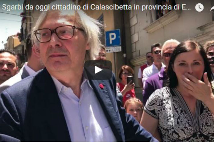 Vittorio Sgarbi, accolto dalla banda, da oggi cittadino onorario di Calascibetta (video)