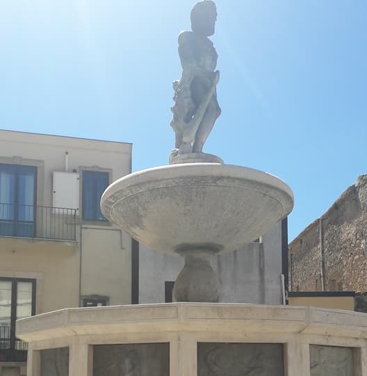 Agira: statua di Ercole priva di manutenzione e in stato di abbandono