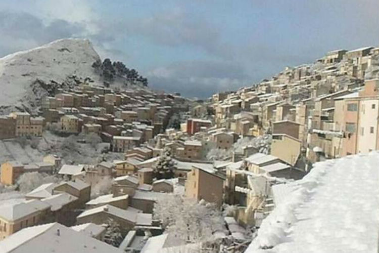 Troina: giovedì le scuole resteranno ancora chiuse per le nevicate