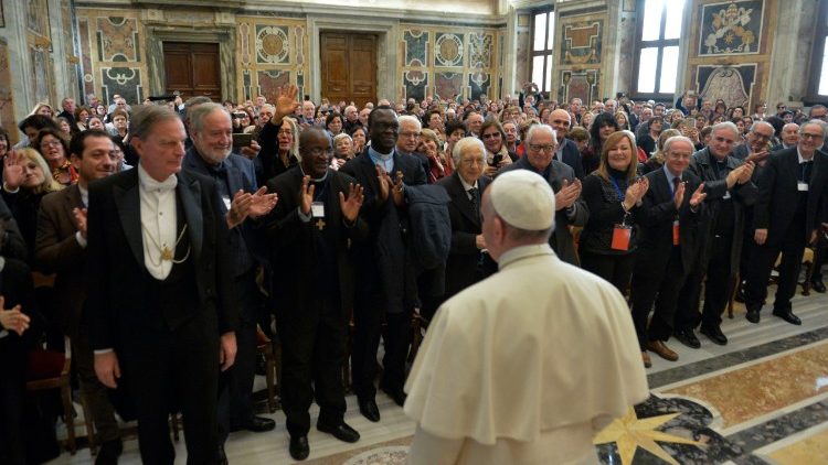 Papa a Maestri Cattolici: ricostruire il patto educativo fra scuola, famiglia e Stato