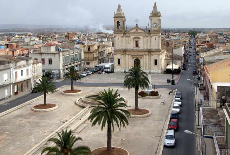 Acate (Rg) Piazza Libertà e Chiesa Madre - foto wikimedia commons - lagazzettaennese.it
