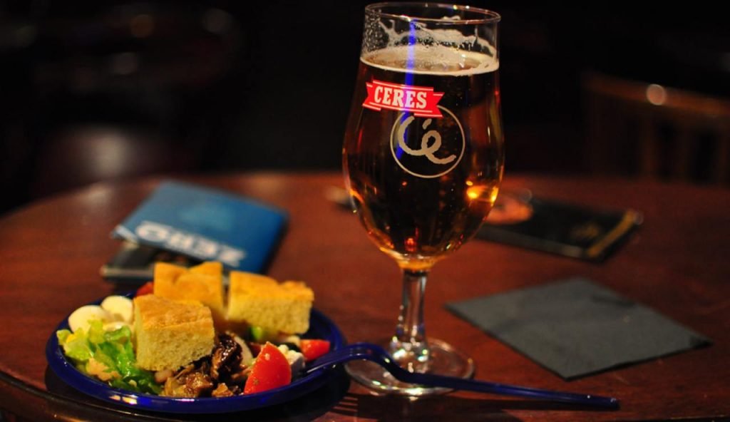 Aperitivo al bar - foto flickr - lagazzettaennese.it