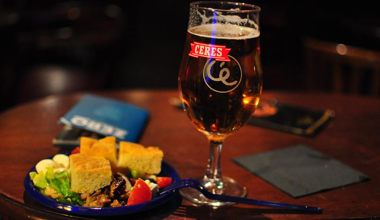Aperitivo al bar - foto flickr - lagazzettaennese.it