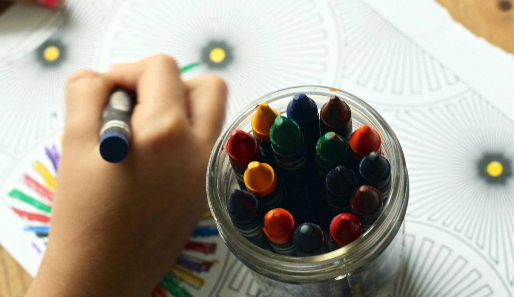 Bambino colora - foto pixabay - lagazzettaennese.it