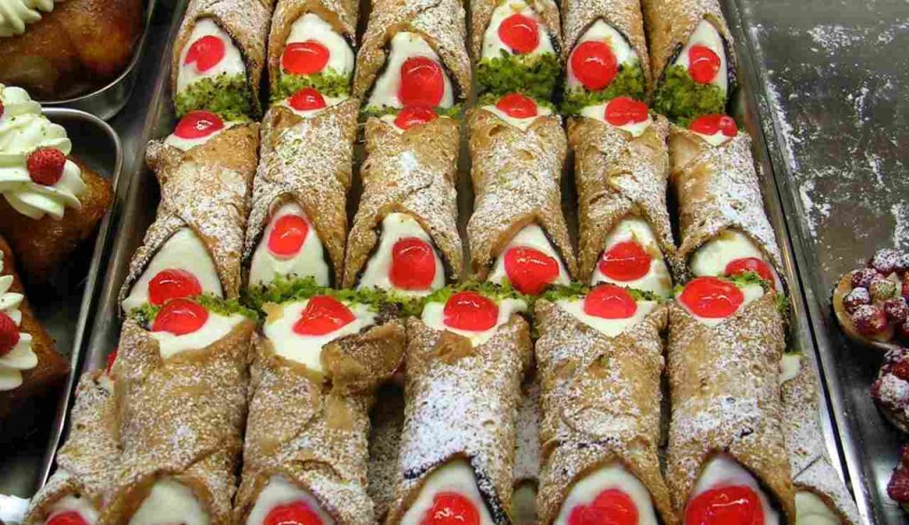 Cannoli siciliani - foto wikimedia commons - lagazzettaennese.it