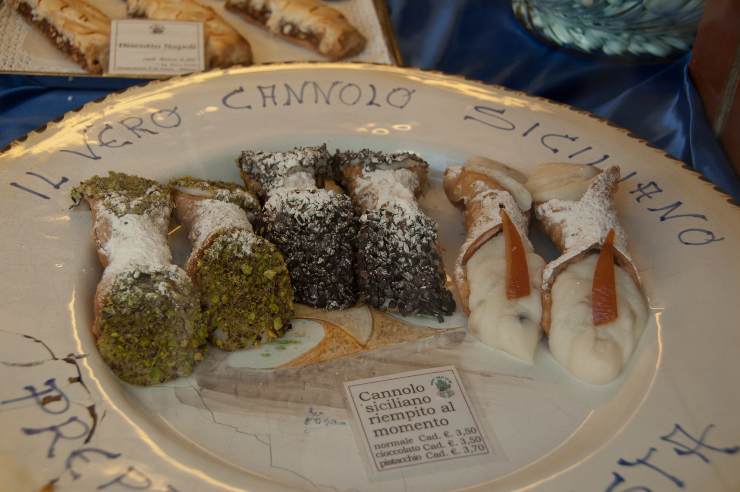 Cannolo siciliano riempito al momento - foto wikimedia commons - lagazzettaennese.it