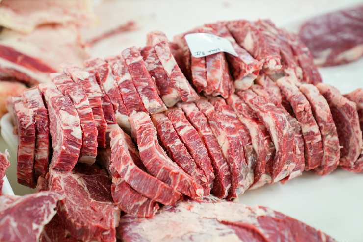 Carne pronta per il barbecue - foto pexels - lagazzettaennese.it