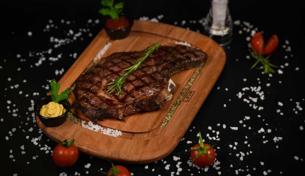 Carne sul tagliere - foto pexels - lagazzettaennese.it