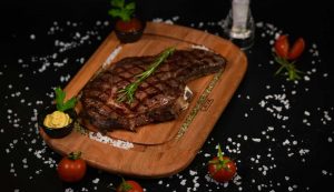 Carne sul tagliere - foto pexels - lagazzettaennese.it