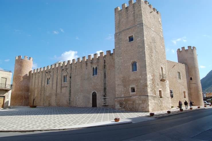 Castello di Alcamo - foto wikimedia commons - lagazzettaennese.it