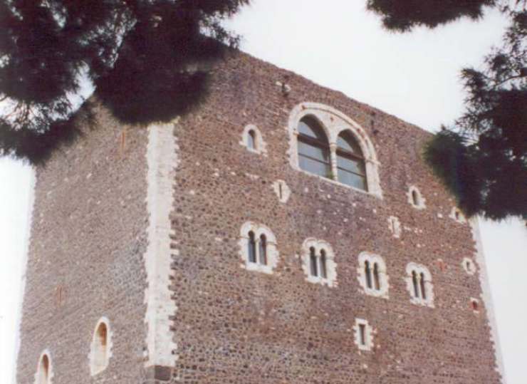 Castello normanno Paternò - foto wikimedia commons - lagazzettaennese.it
