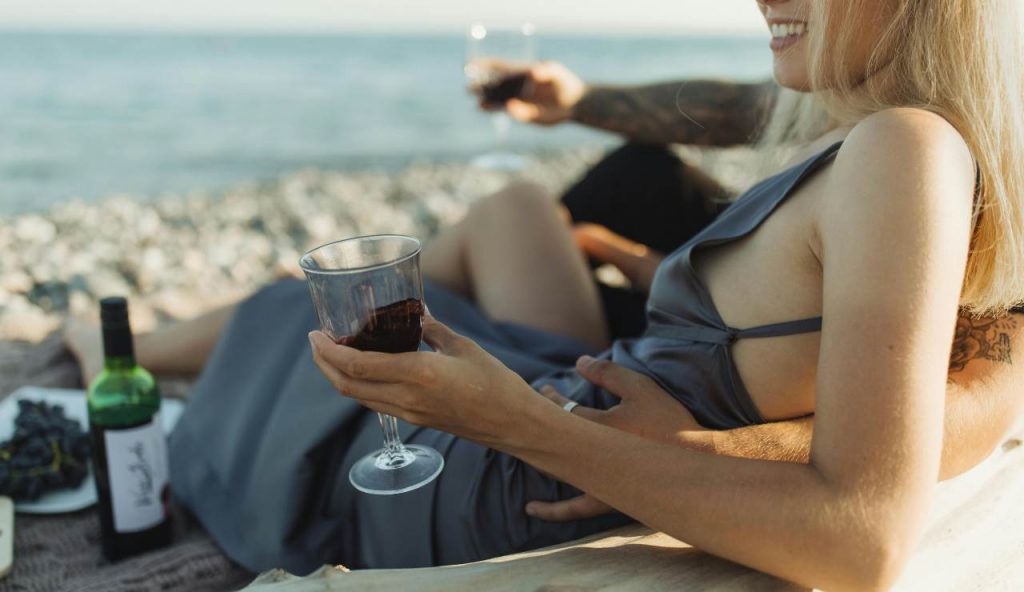 Coppia in spiaggia - foto pexels - lagazzettaennese.it