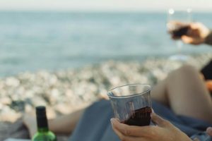 Coppia in spiaggia - foto pexels - lagazzettaennese.it