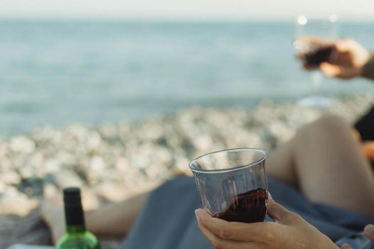 Coppia in spiaggia - foto pexels - lagazzettaennese.it