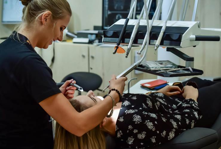Dentista in azione - foto pexels - lagazzettaennese.it
