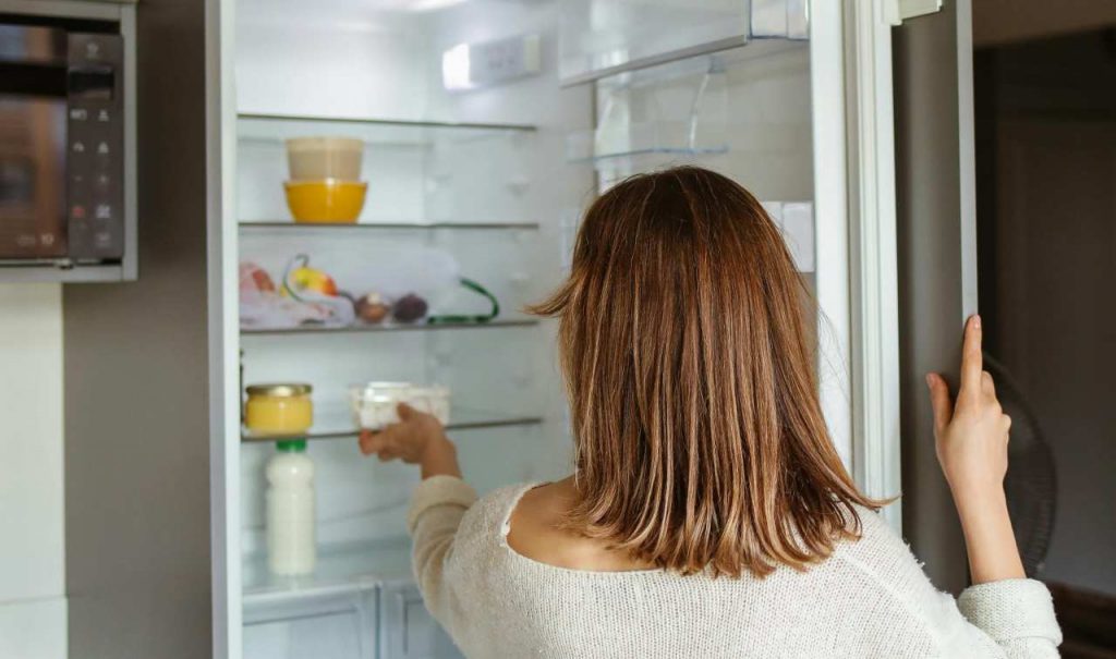 Donna apre frigo - foto pexels - lagazzettaennese.it