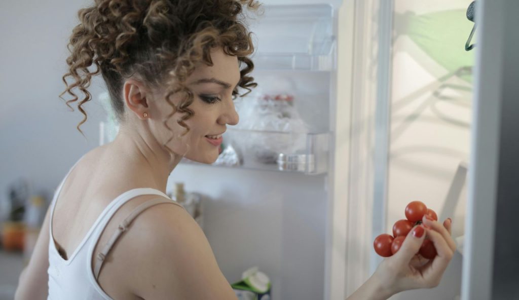 Donna apre frigo - foto pexels - lagazzettaennese.it
