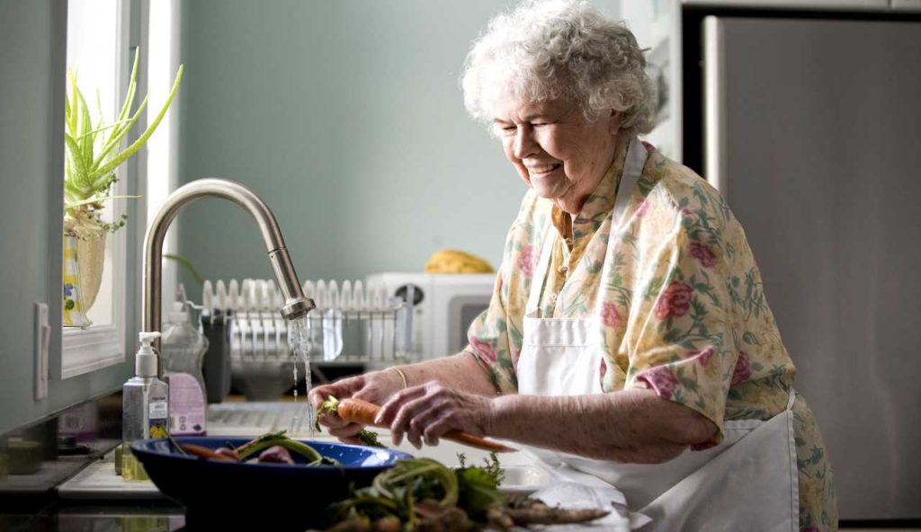 Donna cucina - foto pixnio - lagazzettaennese.it