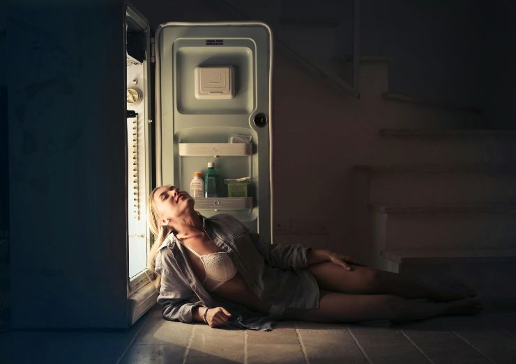 Donna si rinfresca - foto pexels - lagazzettaennese.it