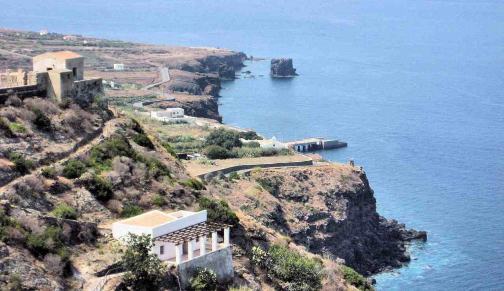 Faraglioni di Ustica - foto flickr - lagazzettaennese.it