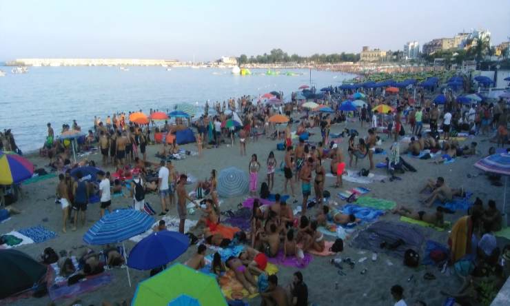 Giardini Naxos a Ferragosto - foto wikimedia commons - lagazzettaennese.it